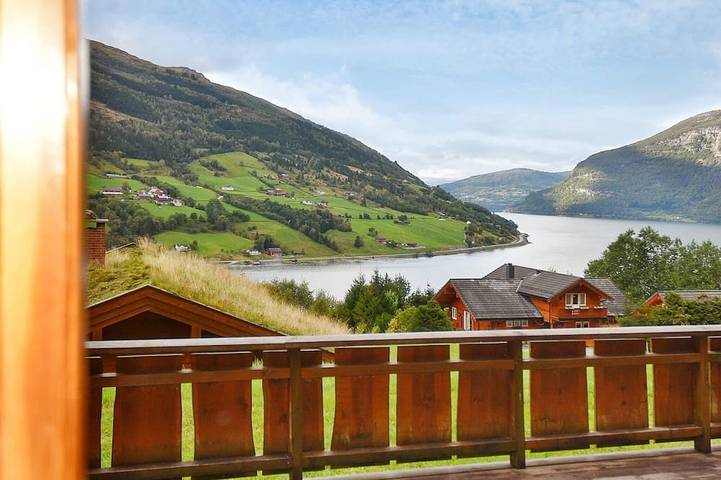 Feriehus for 4 personer, med hage i Olden