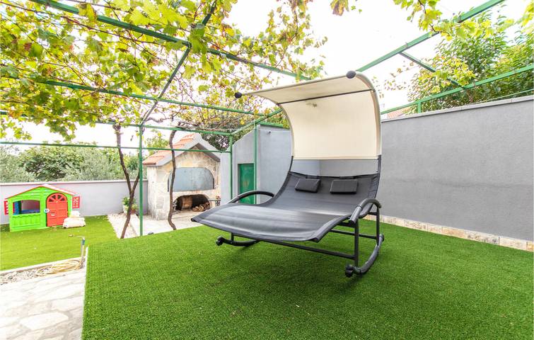 Gemütliche Ferienwohnung mit Meerblick, Terrasse, WLAN und Küche – 1 km von der Küste entfernt in Pridraga, Donji Karin