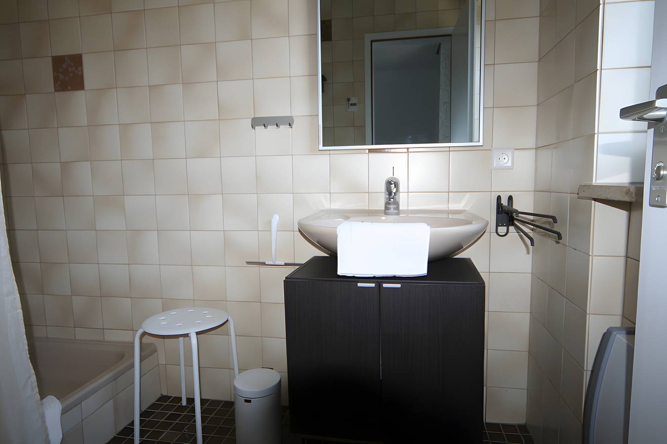 Ganze Wohnung, Apartment 'Kajüte Ohne Balkon' mit Seeblick, gemeinsamer Terrasse und Wlan in Moos, Untersee