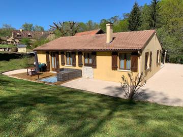 Gîte pour 6 personnes, avec piscine ainsi que vue et jardin à Nabirat