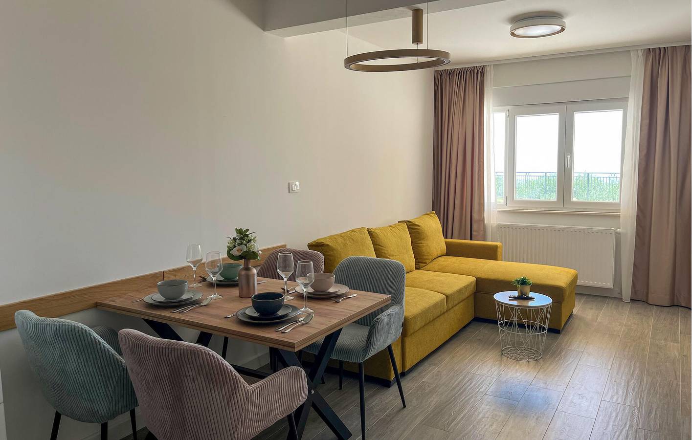 Ganze Ferienwohnung, Charmantes Apartment mit Pool, Terrasse und Strand in der Nähe in Split, Split-Dalmatien