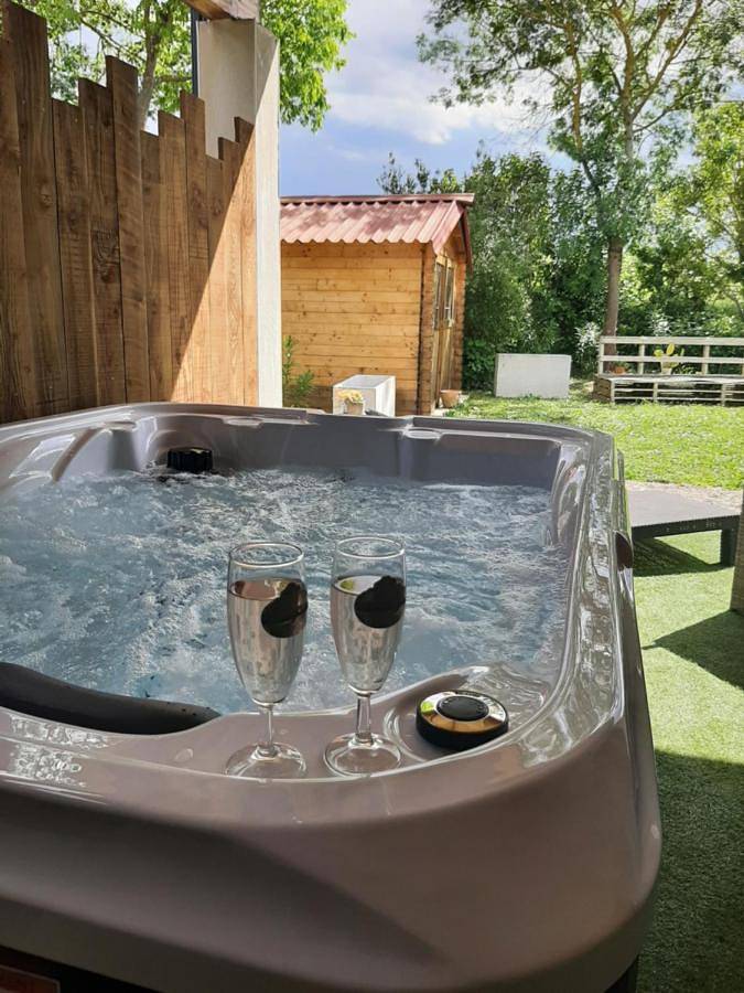 Chambre d’hôte pour 2 personnes, avec Terrasse ainsi que Jacuzzi et Jardin