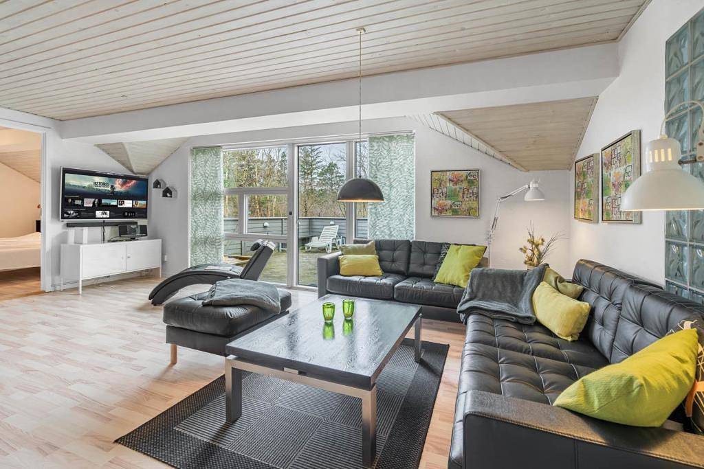 Nyrenoveret poolhus med udekøkken samt udebruser. in Henne, Filsø See