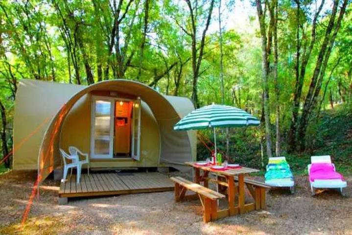Camping pour 4 personnes, avec Piscine à Souillac