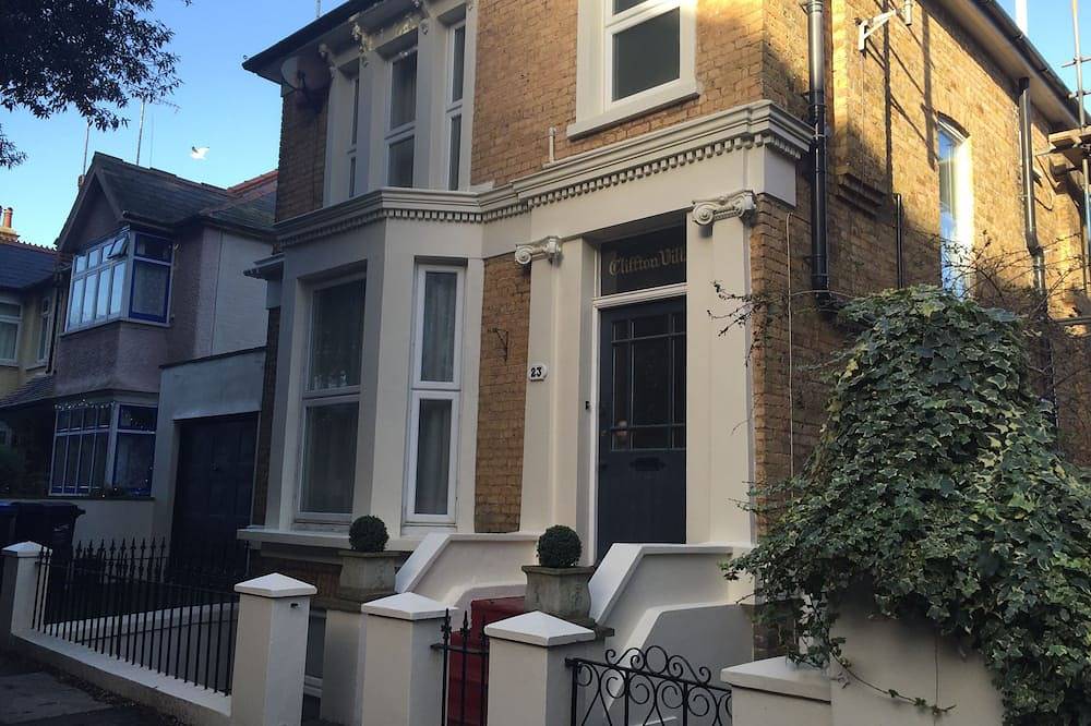 Holiday Home for 10 People in Broadstairs, Kent