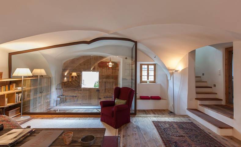 Ganze Wohnung, Ches'Ota: Historisches Engadinerhaus mit Garten und moderner Note in La Punt-Chamues-ch, Sankt Moritz