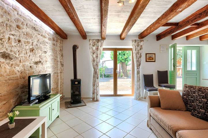 Ferienhaus für 6 Personen, mit Garten und Pool, mit Haustier in Kastelir