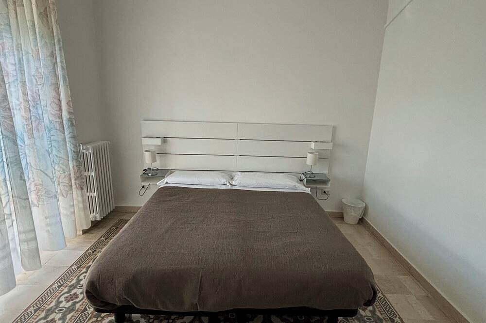 Double or Twin - Shared Bathroom and Private Parking in Loco in Potenza, Potenza Provinz