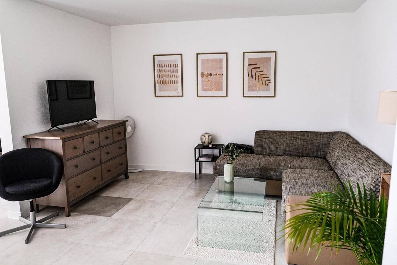 Appartement entier, Nouvel appartement moderne avec Wifi, balcon et lit boxspring in Offenbourg, Forêt-Noire centrale