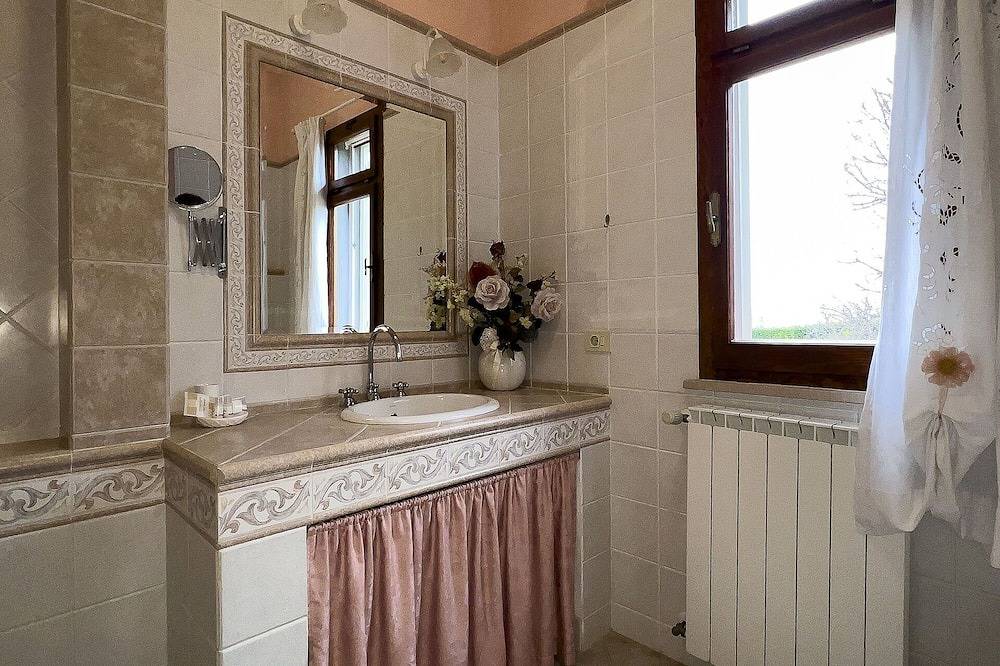Alleinstehendes Ferienhaus mit  W-Lan, privatem Pool, Klimaanlage, Tv, Innenhof, bei San Gimignano in Iano, Florenz Provinz