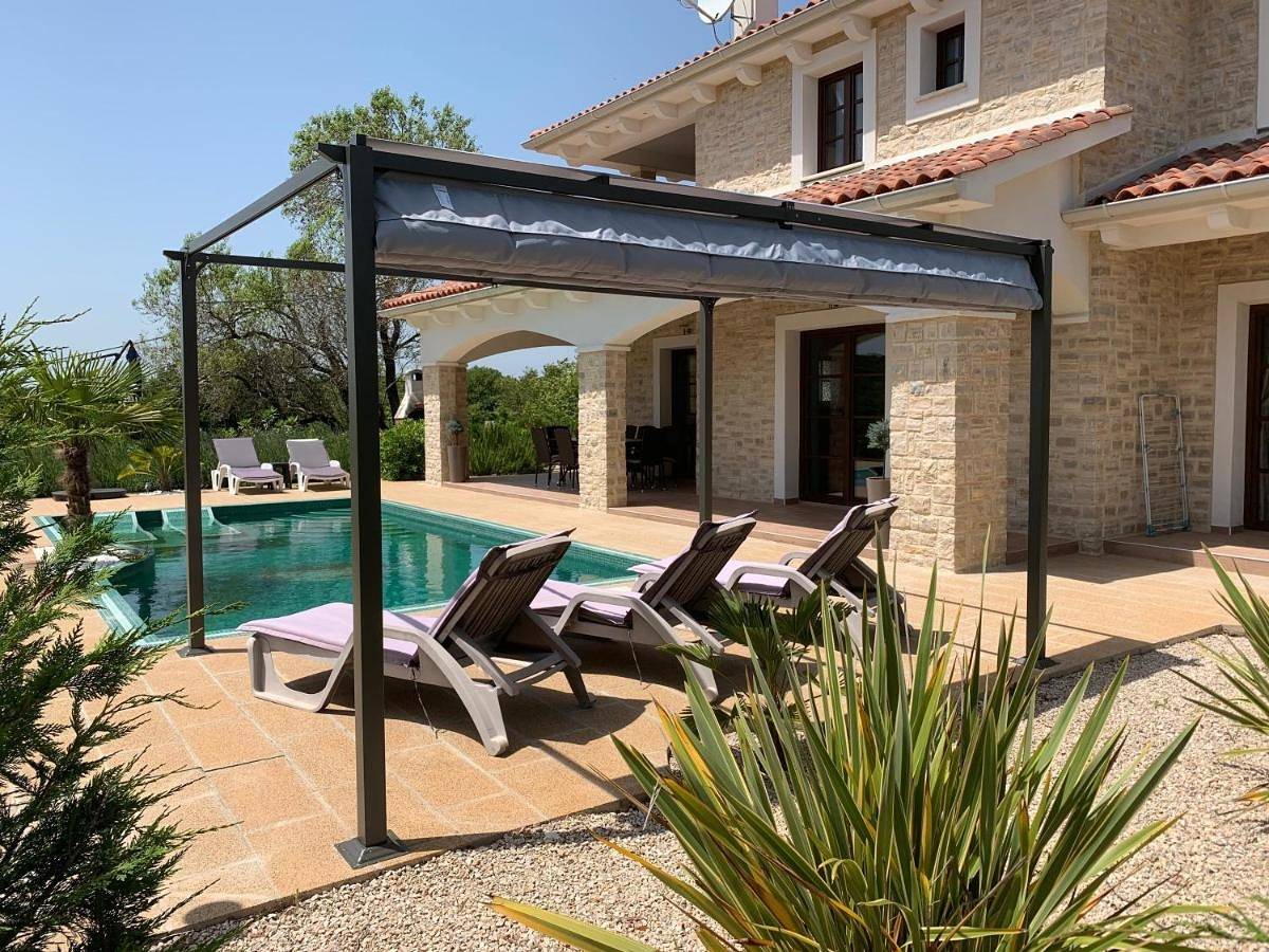Villa Cecilia - 4 bedrooms, 4 bathrooms, heated inside pool, gym in Lakmartin, Krk
