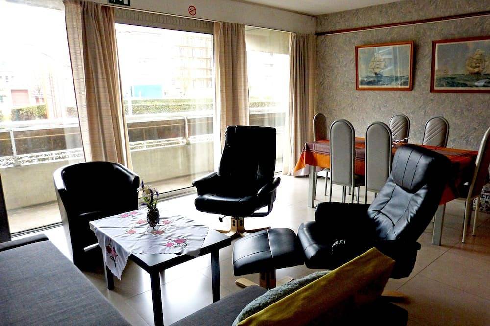 Entire apartment, Nieuwpoort-Bad: Family friendly apartment with garage. 50 m from the sea. in Nieuwpoort, Belgian Coast