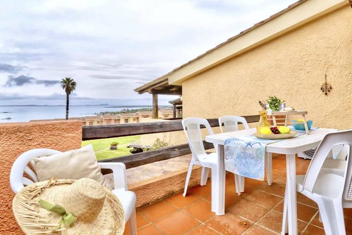 Appartement de vacances pour 6 personnes, avec balcon/terrasse ainsi que vue sur l’océan et piscine