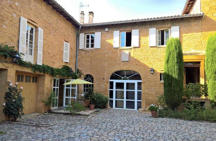 Location de vacances pour 2 personnes, avec terrasse et piscine ainsi que vue et jardin à Theizé - 2