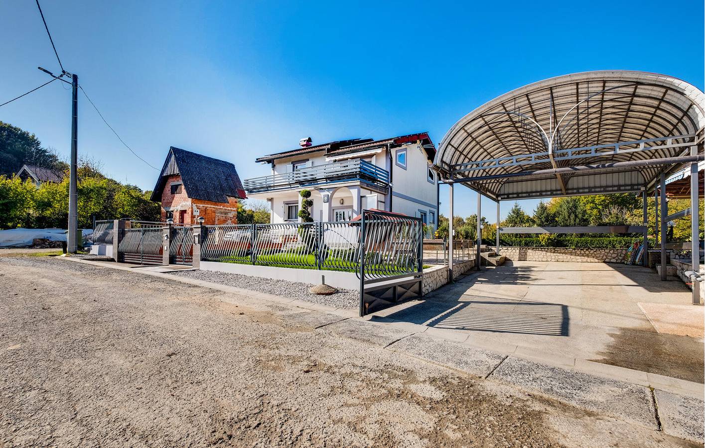 Geräumige 222 m² große Wohnung mit beheiztem Pool und Terrasse in Sisak-Moslavina