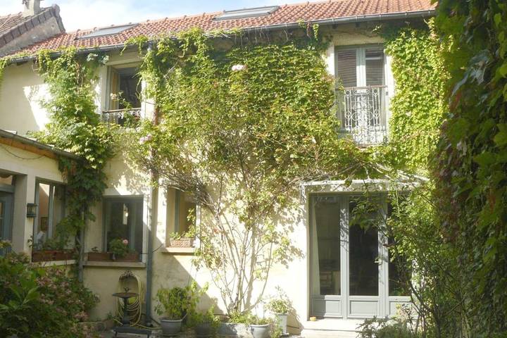 Cottage pour 2 personnes, avec terrasse à Montesson