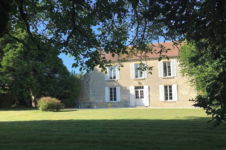 Location de vacances pour 4 personnes, avec jardin à Thaon