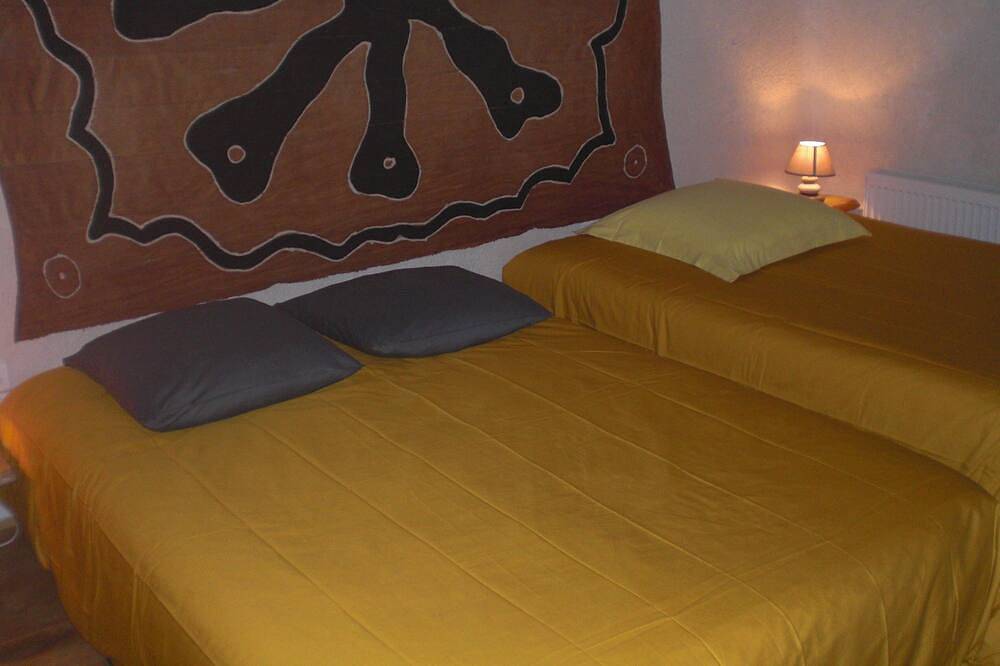 Chambres d'hôtes de la colline type suite familiale petit déjeuner compris . in Chenay-le-Châtel, Région de Charolles