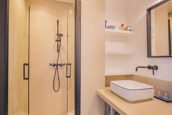 Appartement entier, Fully equipped 1Br In central Neuilly 5 minutes from Sablons metro in Neuilly-sur-Seine, Hauts-de-Seine