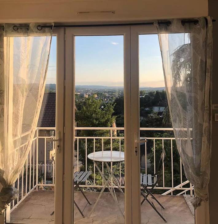 Gîte pour 2 personnes, avec Balcon et Terrasse ainsi que Jardin et Vue à Malemort-sur-Corrèze