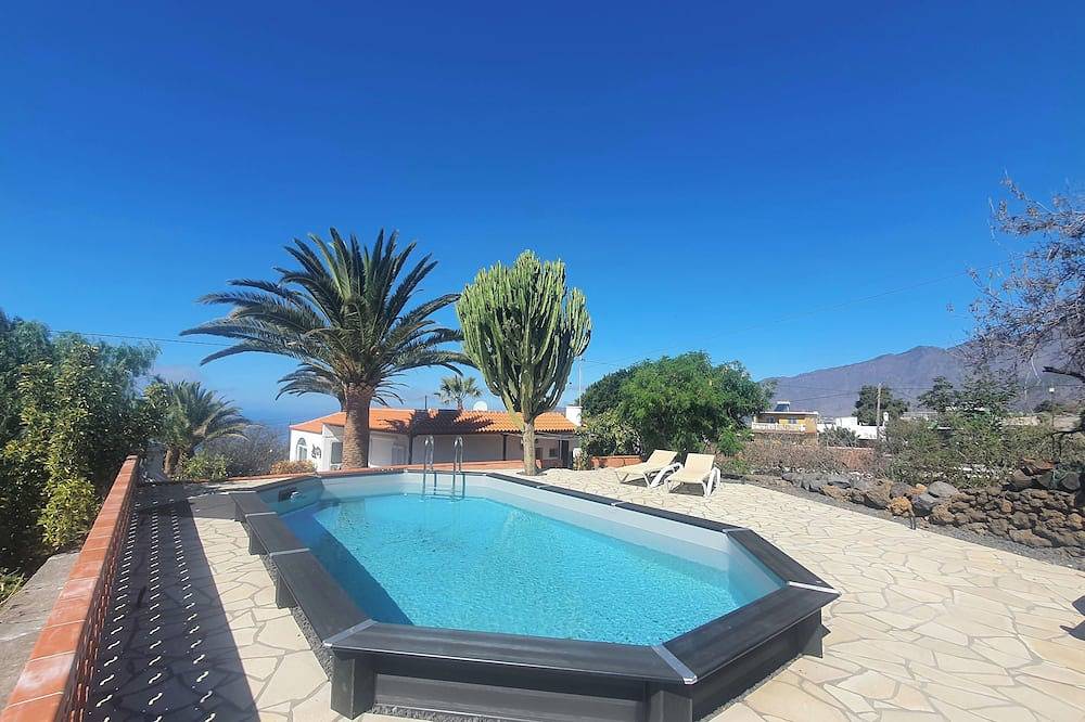 Great quiet vacation home for 4 people with private pool and large garden in El Paso (La Palma), La Palma South