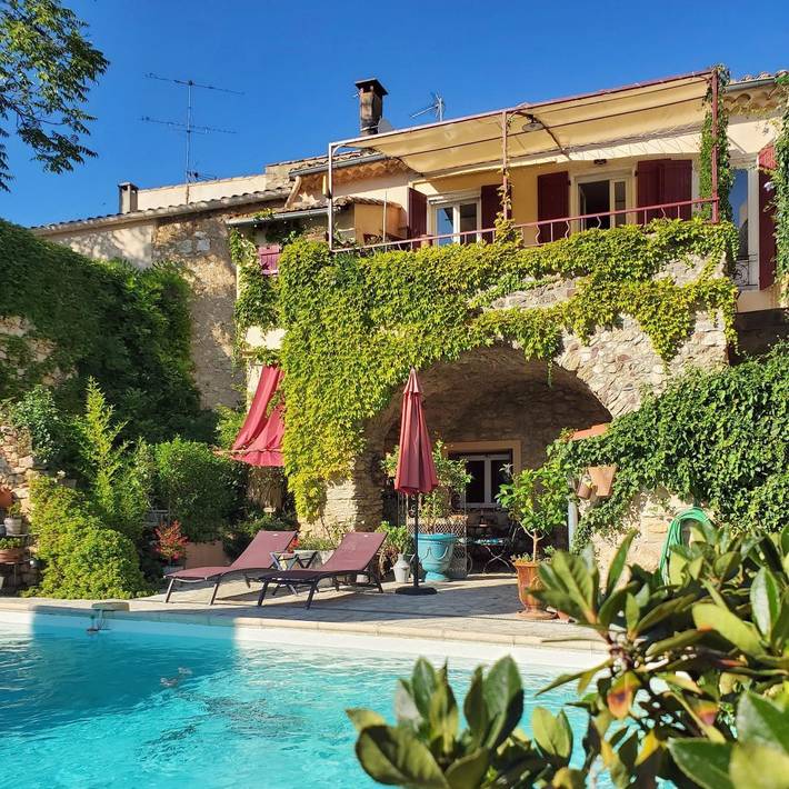 Gîte pour 6 personnes, avec Terrasse ainsi que Jardin et Piscine