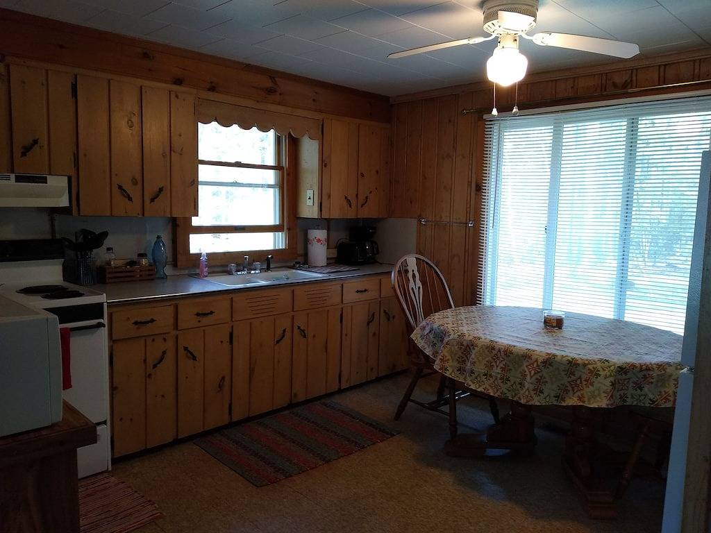 Up North getaway - short walk to lake in Hubbard Lake, Alcona County