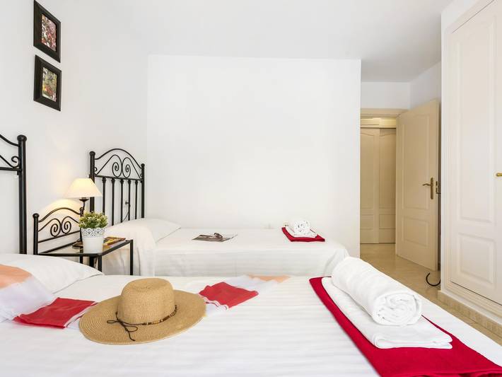 Entire holiday apartment, 17 Los Cristianos Central by the Beach ,Wifi in Los Cristianos, Arona