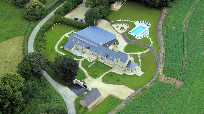 Location de vacances pour 2 personnes, avec Terrasse ainsi que Jardin et Piscine à Treffléan