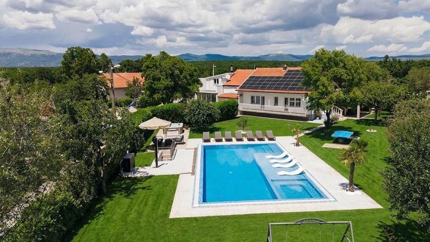Villa für 12 Personen, mit Garten und Whirlpool sowie Terrasse - 1