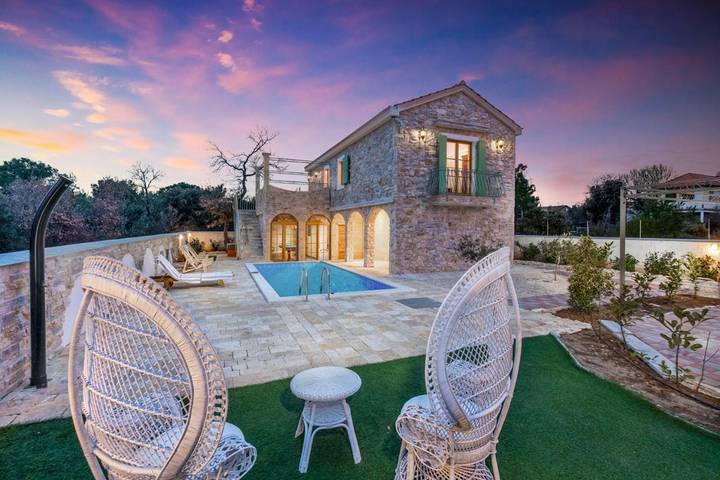 Villa pour 5 personnes, avec jardin ainsi que piscine et jacuzzi, animaux acceptés à Biograd na Moru - 2