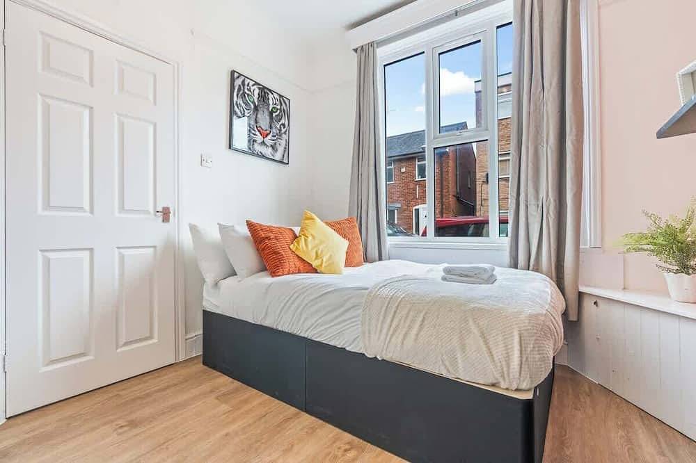Spacious Warwick Stay | Contractors & Families in Warwick, Warwickshire