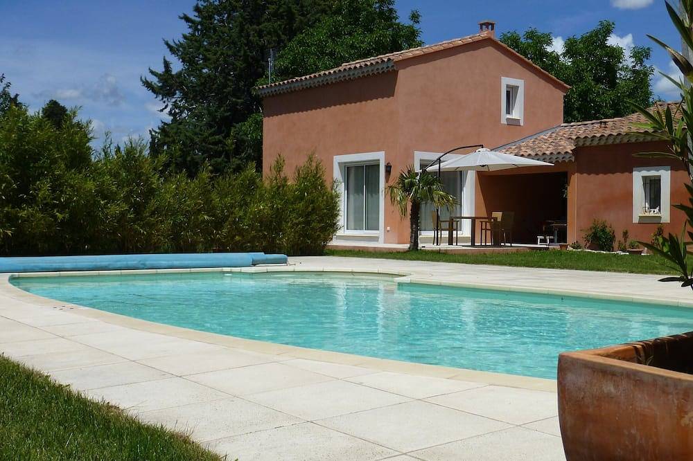 Contemporary Cottage Rental: wooded property, private pool, view Luberon in Cavaillon, Parc naturel régional du Luberon