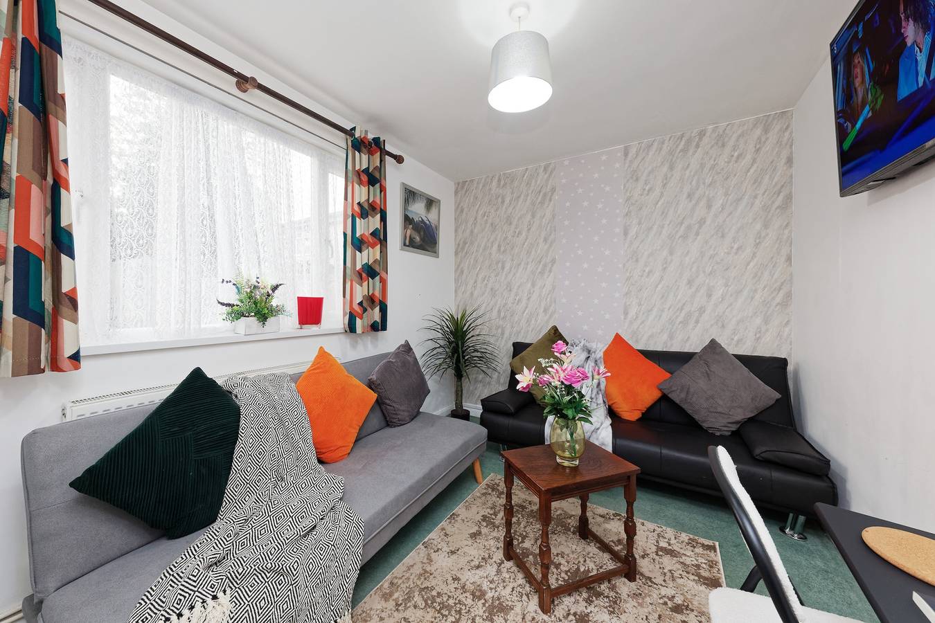 House Sleeps 14 with Enclosed Garden in Kent