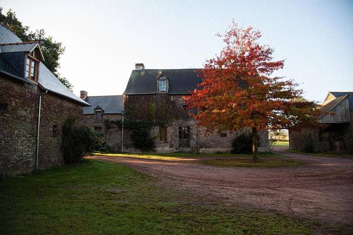 Location de vacances pour 3 personnes, avec balcon ainsi que jardin et piscine dans Saint-Malon-sur-Mel - 3