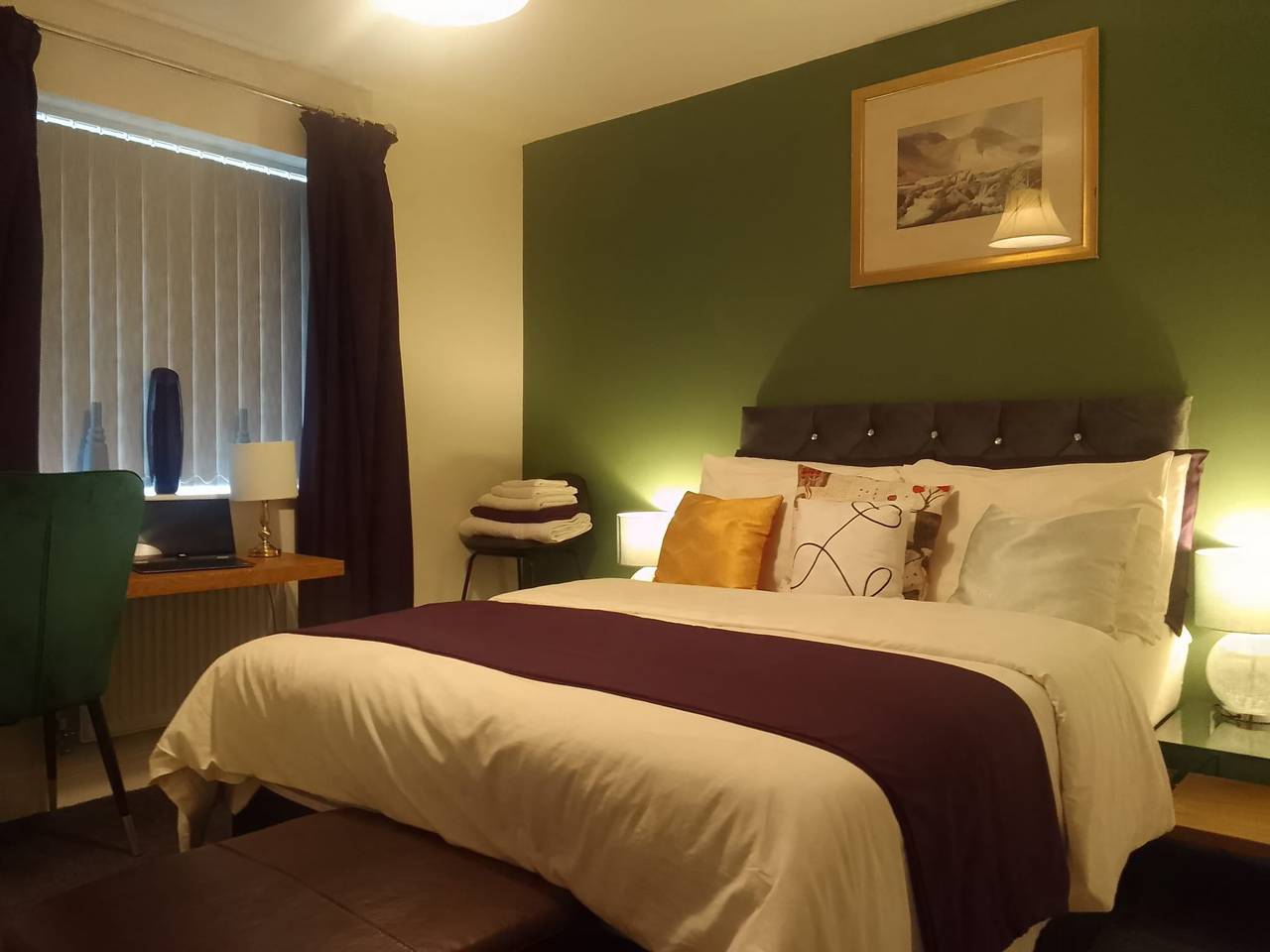 Entire vacation apartment, 4 Bedroom, Sleeps 10, Pets, Parking, Ev Charging in Walsall, Birmingham Area