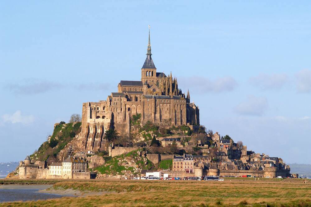 Entire apartment, Bay of Mont Saint Michel apartment with pool in Cherrueix, Mont-Saint-Michel Bay