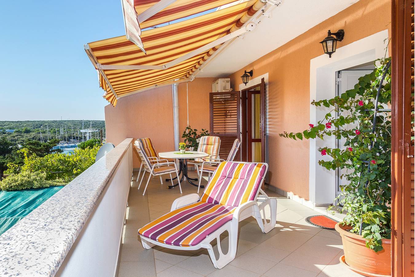 Ganze Wohnung, 2-Zimmer-Ferienwohnung mit Terrasse und Meerblick Simuni (Pag) -a in Šimuni, Pag
