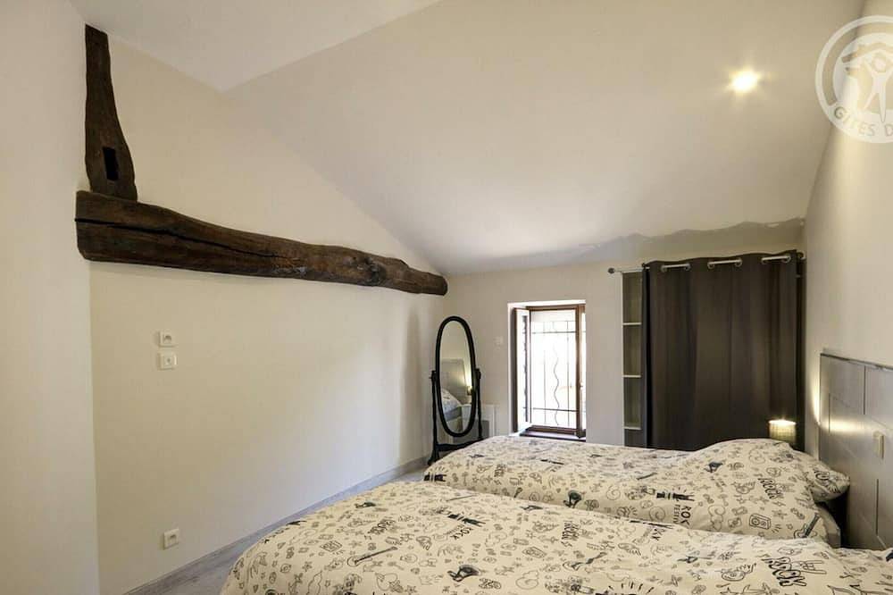 Gîte confortable avec jardin et terrasse privée in Champoly, Région de Roanne