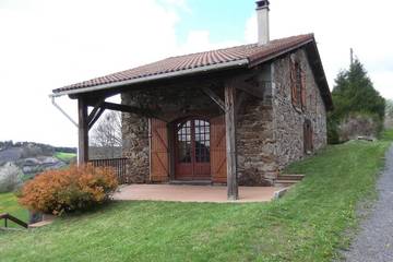 Gîte pour 4 personnes, avec terrasse et jardin, animaux acceptés à Allègre