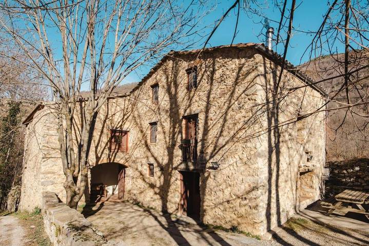 Maison de campagne pour 8 personnes, avec jardin et vue, animaux acceptés à Pardines