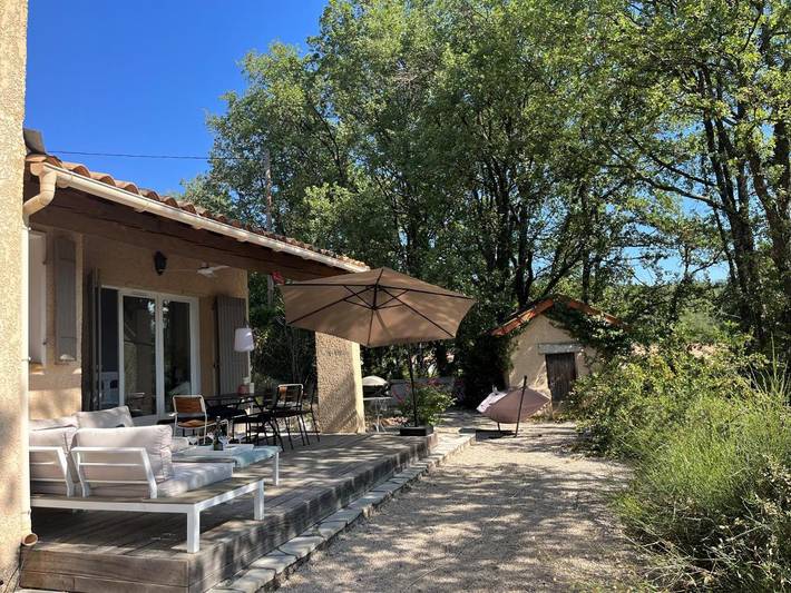 Location de vacances pour 6 personnes, avec piscine ainsi que jardin et vue à Quinson - 4