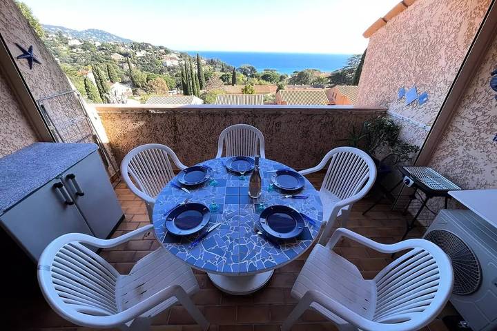 Gîte pour 4 personnes, avec Balcon ainsi que Terrasse et Vue dans Pramousquier