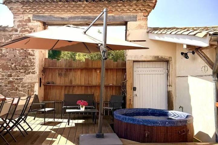 Location de vacances pour 6 personnes, avec jardin à Saint-Étienne-des-Oullières