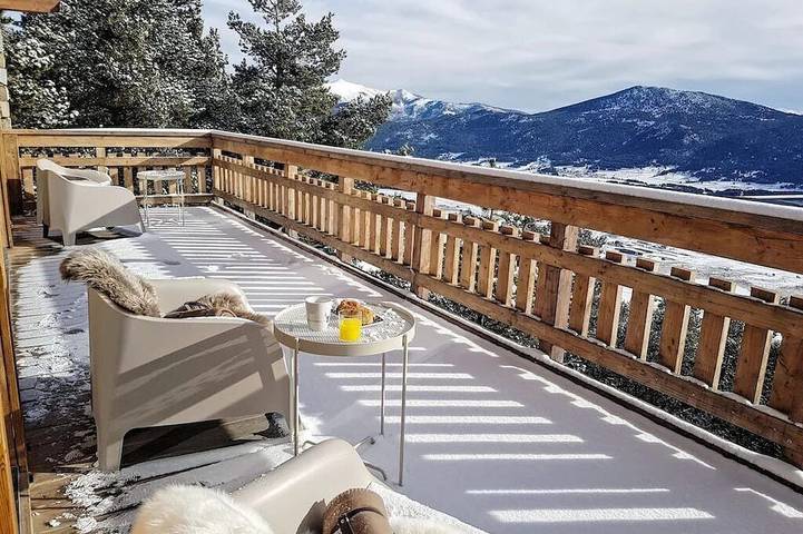 Chalet pour 12 personnes, avec jardin et jacuzzi ainsi que piscine et balcon à Les Angles
