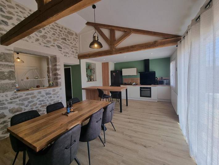 Location de vacances pour 6 personnes, avec Terrasse ainsi que Piscine et Vue à Ladinhac