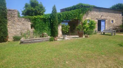 Gîte pour 2 personnes, avec piscine ainsi que terrasse et jardin, animaux acceptés à Sévérac-le-Château
