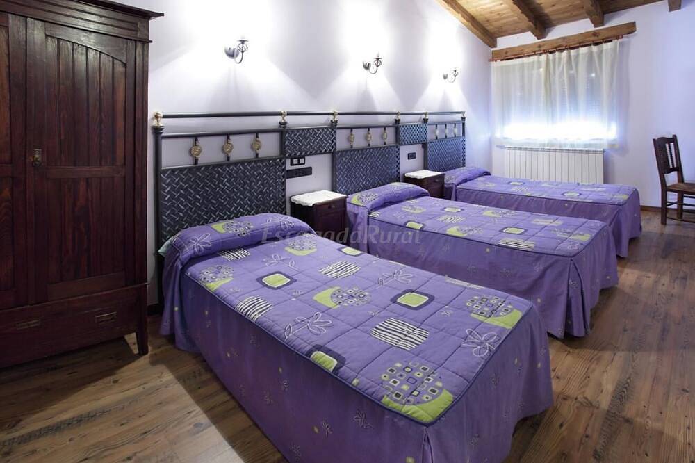 Rural House Sierra de Tabanera in San Andres, Soria with barbecue and large garden in Almarza, Soria Provinz