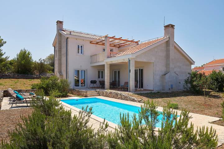Villa pour 8 personnes, avec Balcon/Terrasse ainsi que Jardin et Piscine à Stari Grad