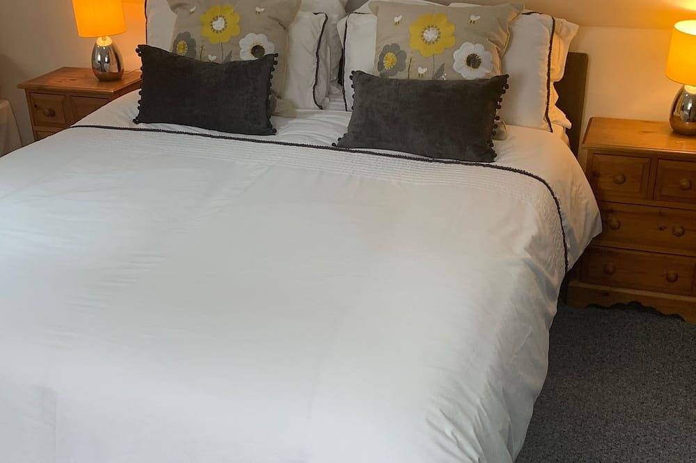 A pretty 4* detached rural holiday cottage in the heart of the Kent countryside in Headcorn, Kent